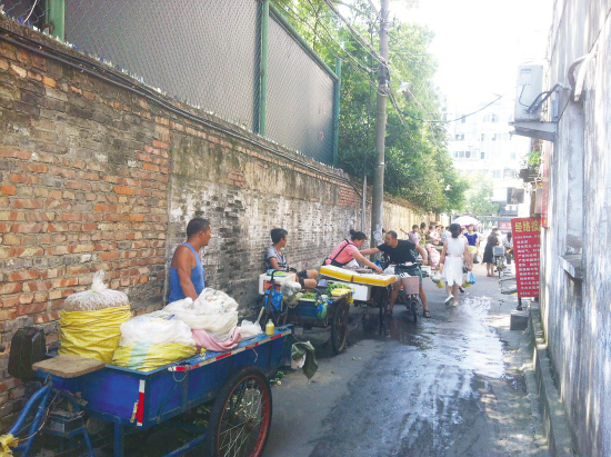 人們?cè)缟显诮稚辖鉀Q早飯