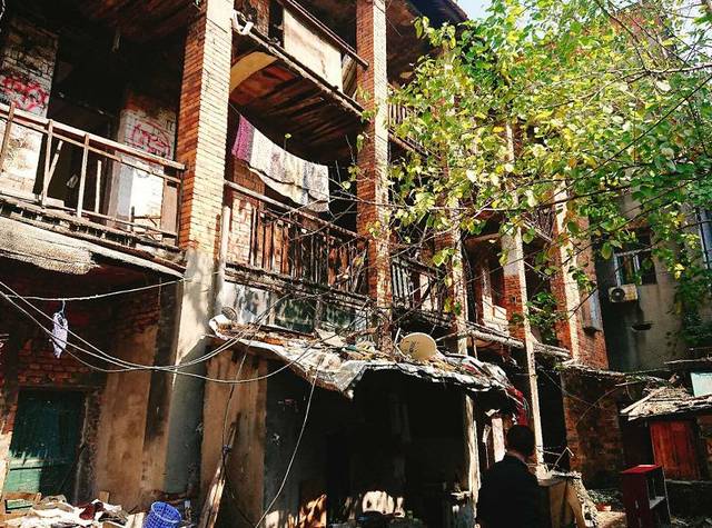 因此建議應(yīng)適當?shù)靥岣吲f民居重建的容積率