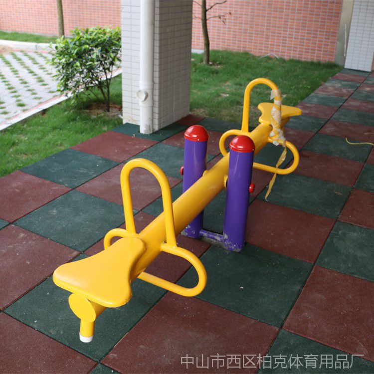 記者隨后跟隨村民走進安置小區