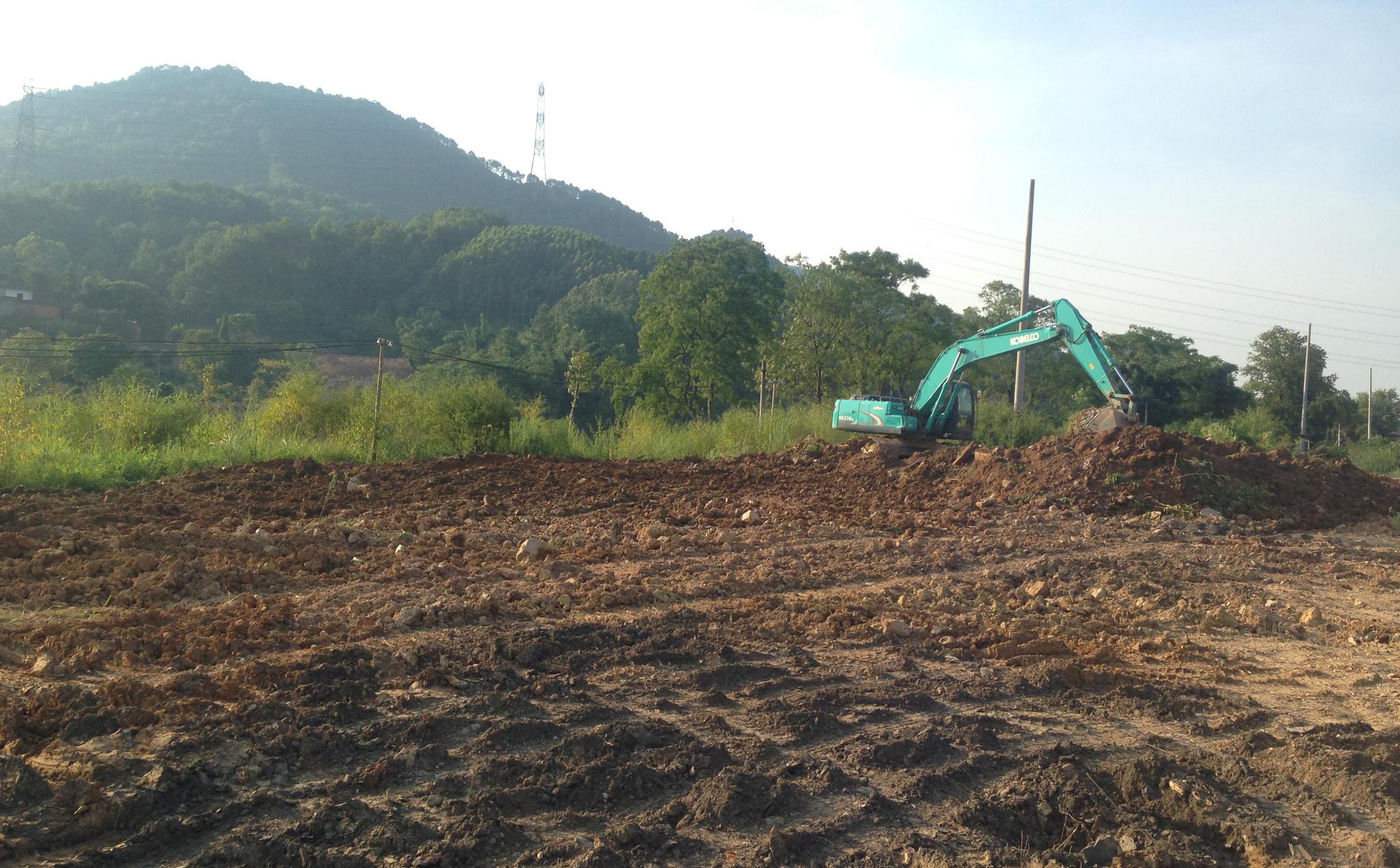 無(wú)人入住的小產(chǎn)權(quán)房項(xiàng)目進(jìn)行拆除