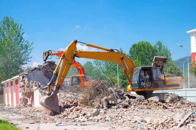 在辦理回遷房的產(chǎn)權過戶手續(xù)時