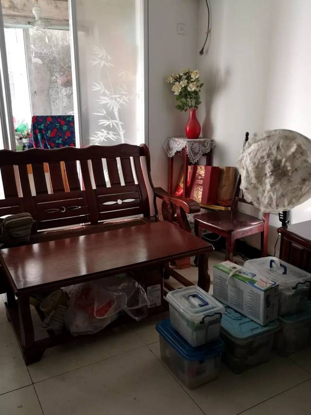 房門(mén)外的走廊上各種管道直接懸在空中