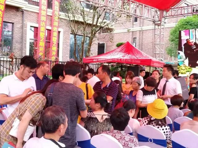 回遷戶領到新房鑰匙后